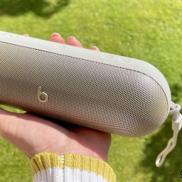 Beats Pill — минимализм с характером, мощь в каждом бите